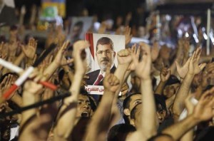 مؤيدو مرسي يستعدون للتظاهر بعد عزله واعتقال قيادات إخوانية